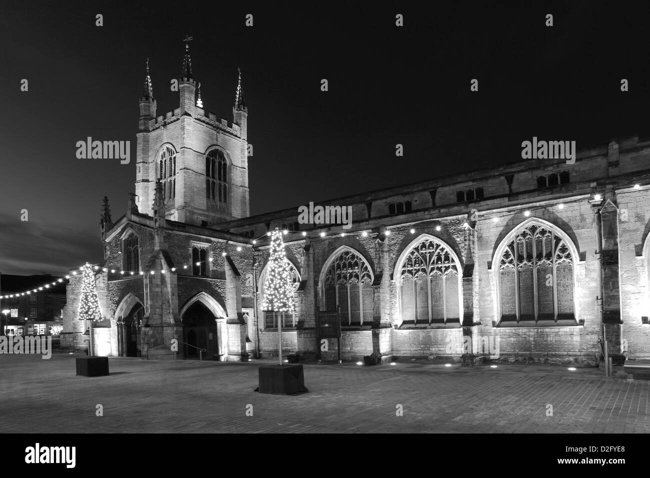 Le luci di Natale decorazioni su St Johns chiesa, Cathedral Square, Città di Peterborough, CAMBRIDGESHIRE, England, Regno Unito Foto Stock