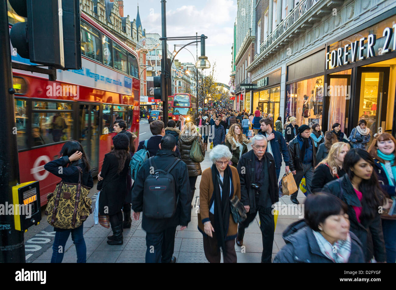 Shopping in una trafficata strada di Londra - Oxford Street, Londra, Inghilterra, Regno Unito Foto Stock