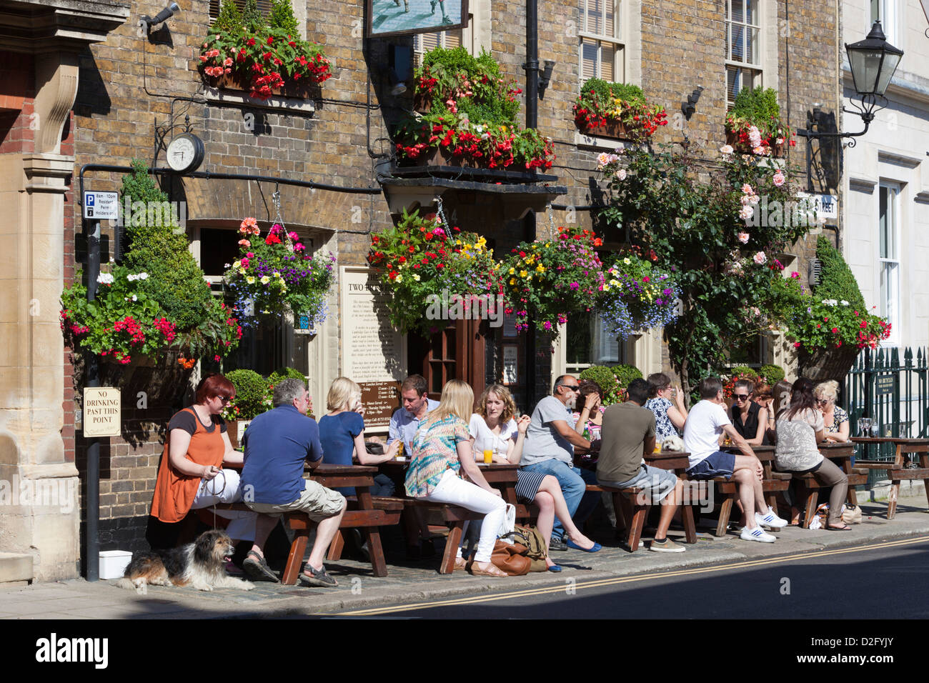 La gente seduta al di fuori dei due produttori di birra pub su Park Street in estate Foto Stock