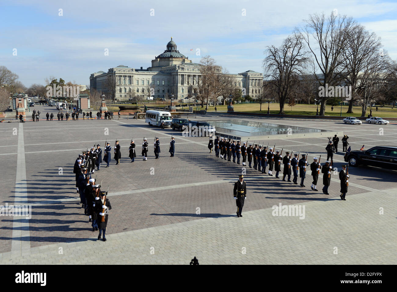 Washington DC, Stati Uniti d'America. Il 21 gennaio 2013. Il personale militare raccogliere sulla parte anteriore orientale del Campidoglio di Washington, lunedì 21 gennaio, 2013, per la revisione presidenziale di truppe in seguito Presidente Barack Obama il cerimoniale di giuramento cerimonia durante la 57th inaugurazione presidenziale. .Credito: Linda Davidson / Pool via CNP Foto Stock