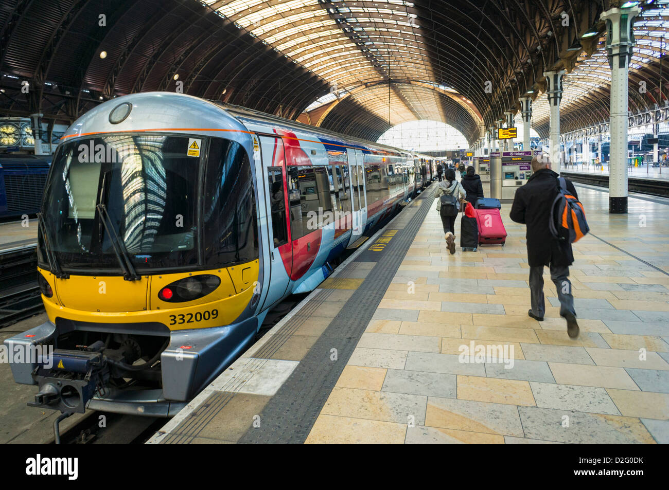 La piattaforma del treno alla stazione di Paddington, Londra, stazione ferroviaria, UK con persone di salire a bordo di un treno Foto Stock