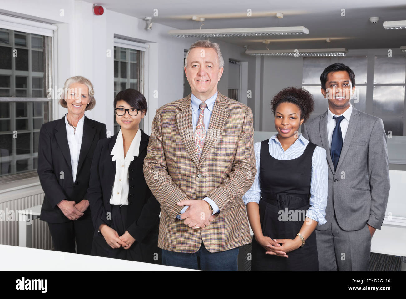 Ritratto di fiducioso multietnica business group di office Foto Stock