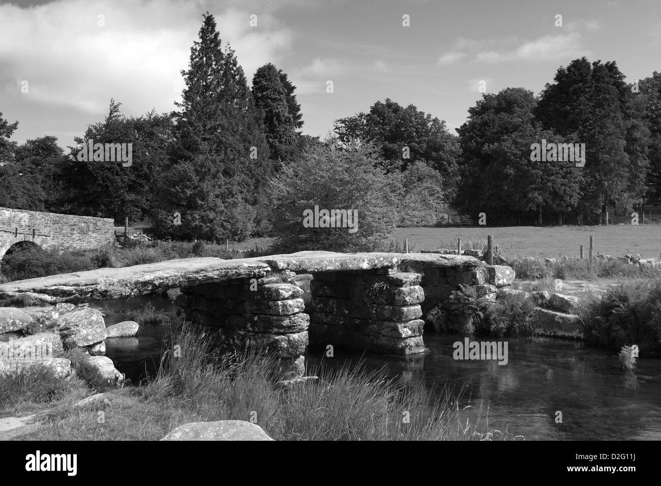 Estate, due ponti in pietra antica Clapper Bridge, villaggio Postbridge; Est Dart River; Parco Nazionale di Dartmoor; Devon, Inghilterra Foto Stock