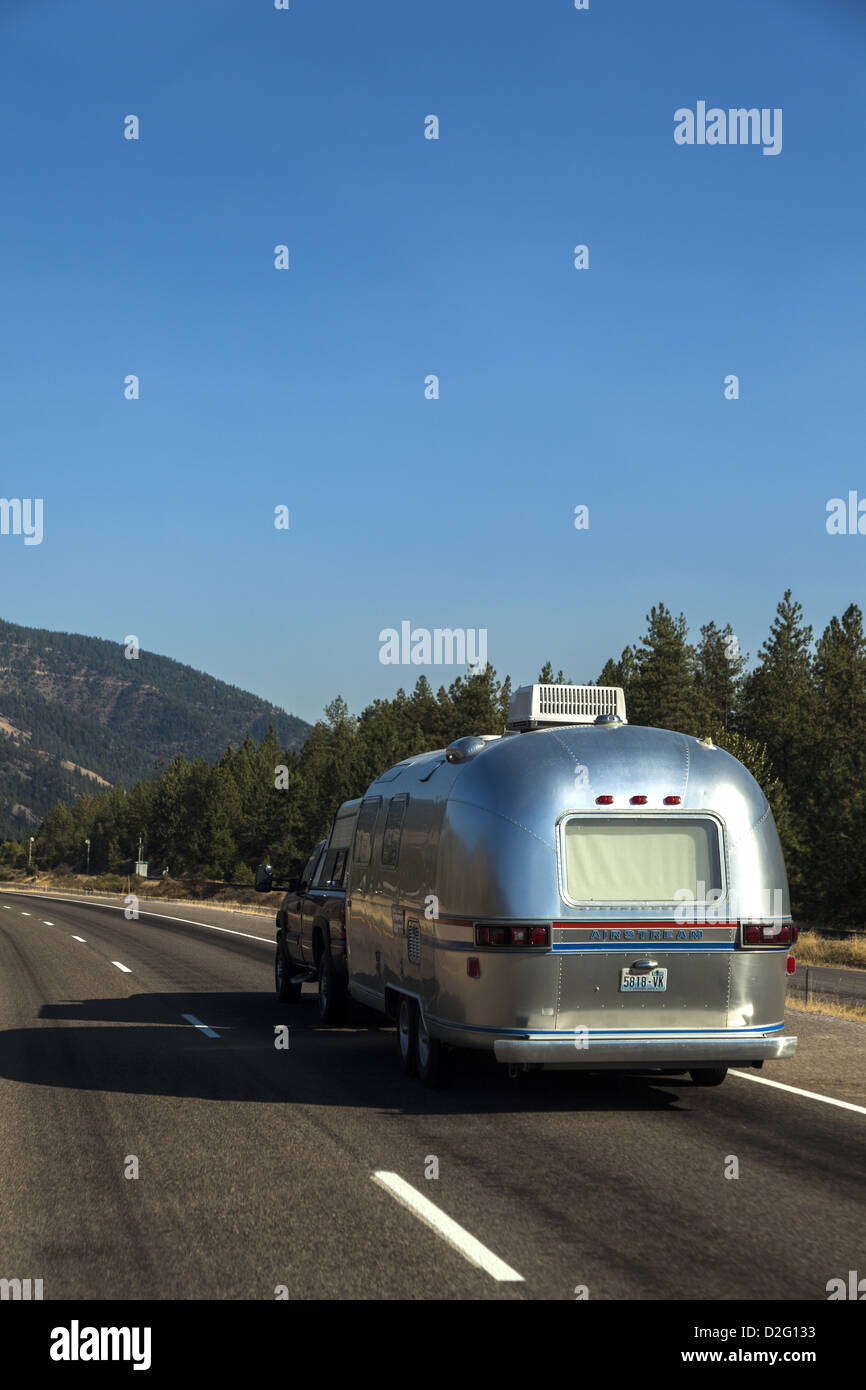 Un classico trailer da viaggio Airstream in argento sull'Interstate 90 in Montana STATI UNITI Foto Stock