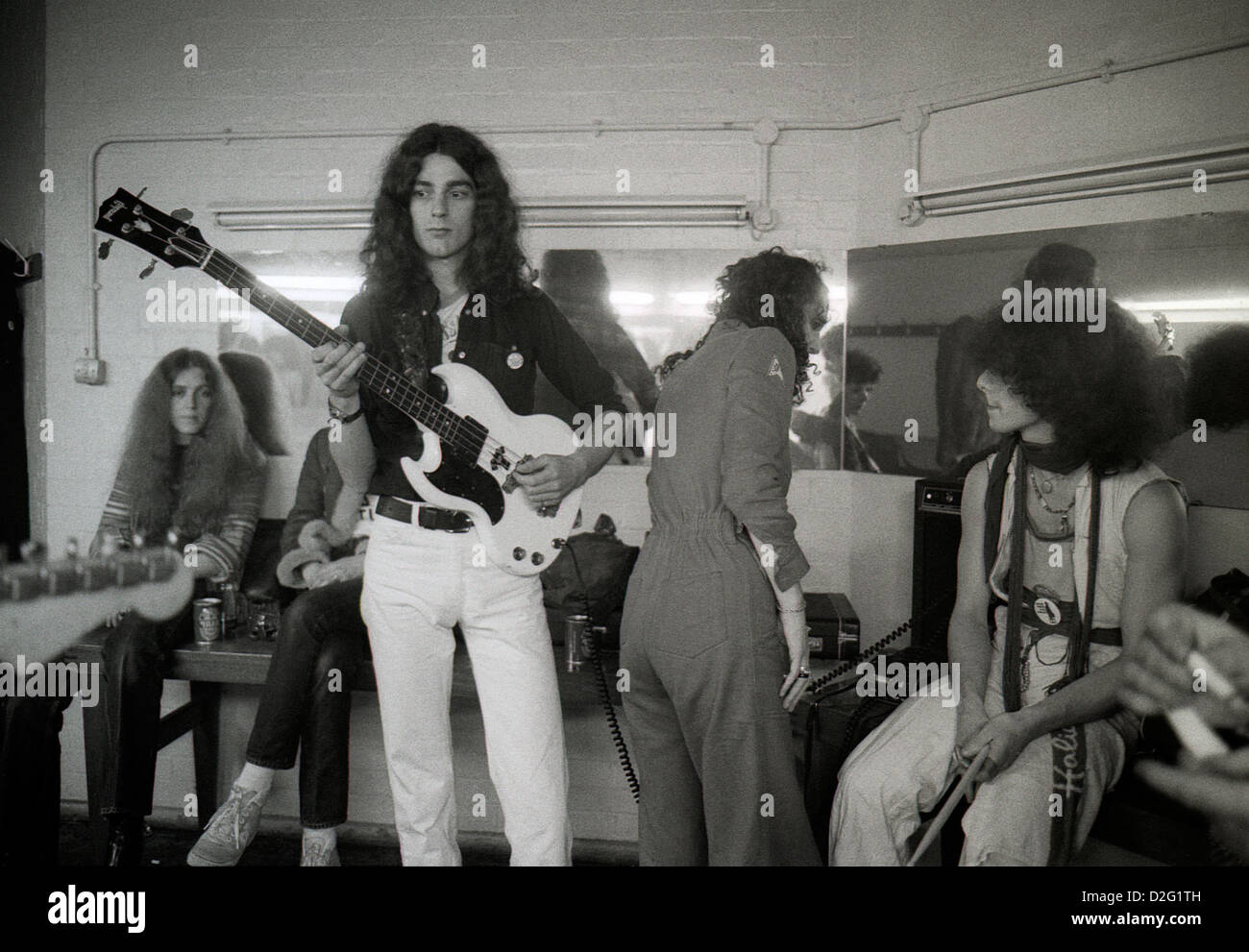 Pink Fairies Duncan Sandy Sanderson in piedi con chitarra e batterista Russell Hunter e amici backstage a Dingwalls Camden a Londra Inghilterra UK 1975 Foto Stock