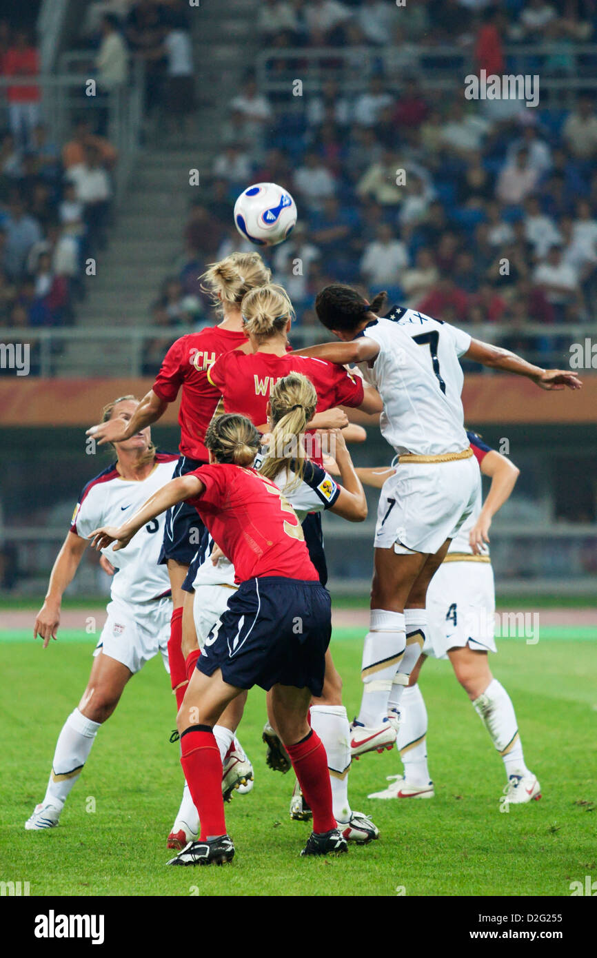 Inghilterra e Stati Uniti d'America i giocatori salto per la sfera durante una FIFA Coppa del Mondo Donne quarterfinal match. Foto Stock