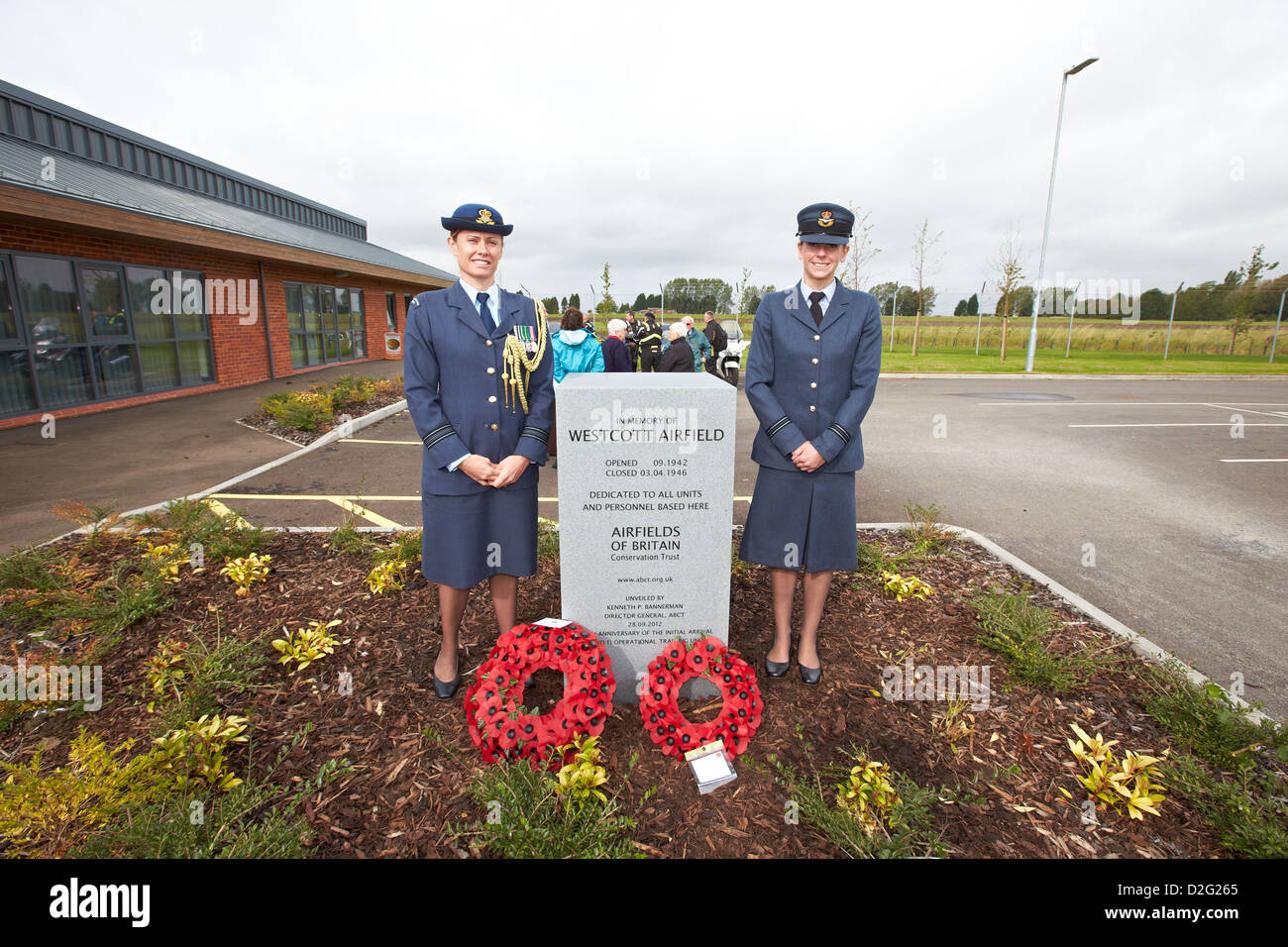 Sqn Ldr Susie Barnes (L), NZ Air Force e Flt Lt Claire Nixon (R), RAF presso lo scoprimento di una lapide commemorativa a Westcott Foto Stock