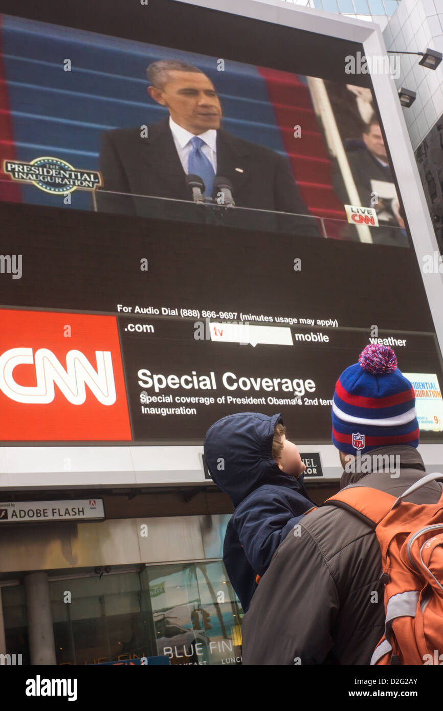 Passer-da raccogliere in Times Square a New York per guardare l inaugurazione di Barack Obama Foto Stock