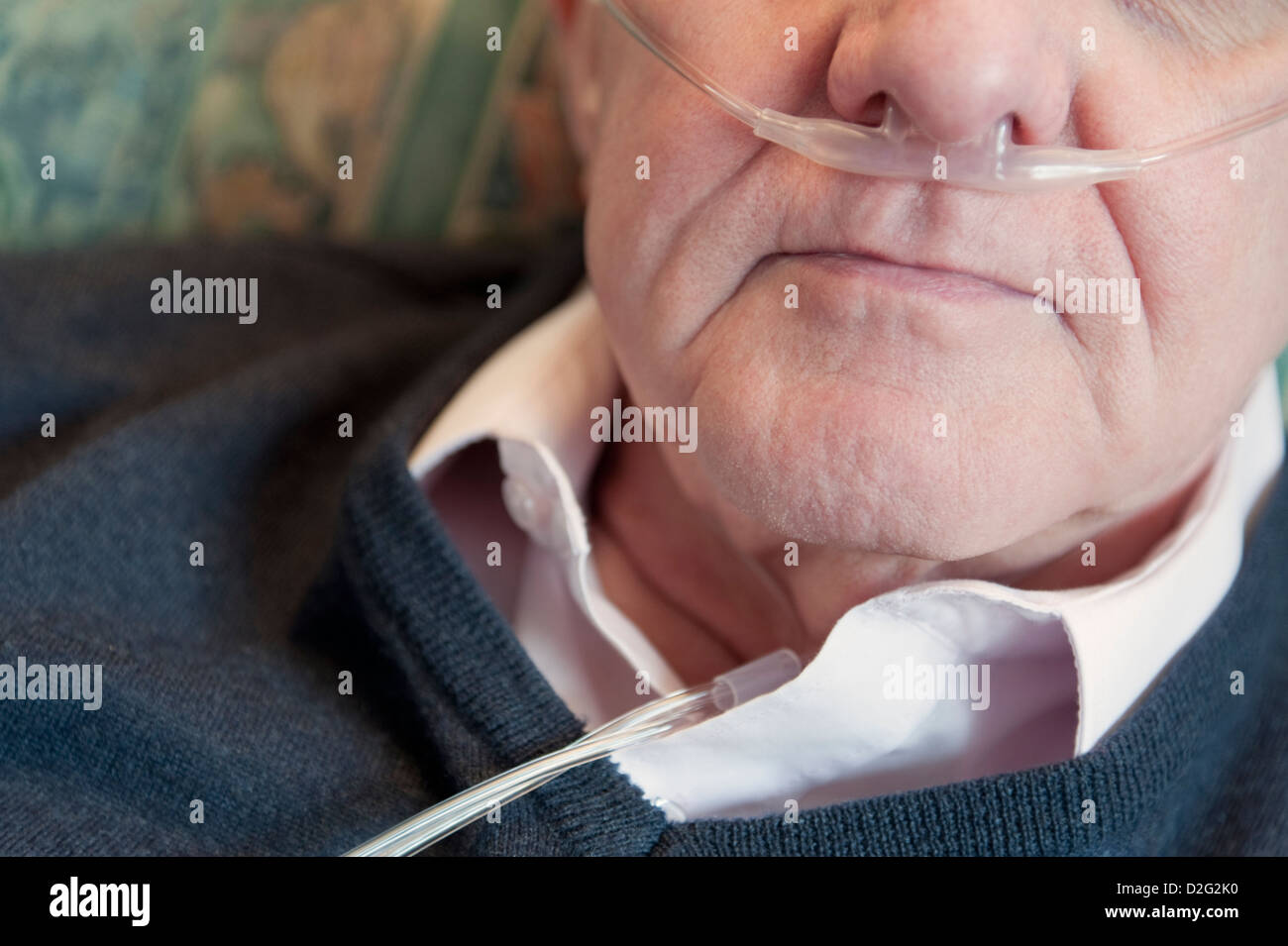 Ritratto di un uomo anziano che indossa ossigeno tubo nasale Foto Stock