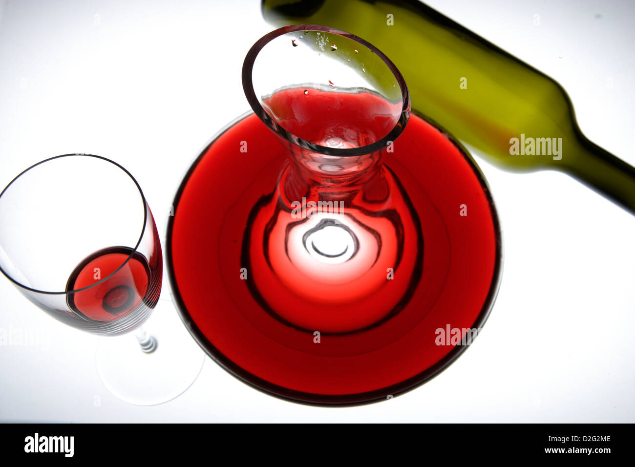 Caraffa con un bicchiere di vino rosso Foto Stock