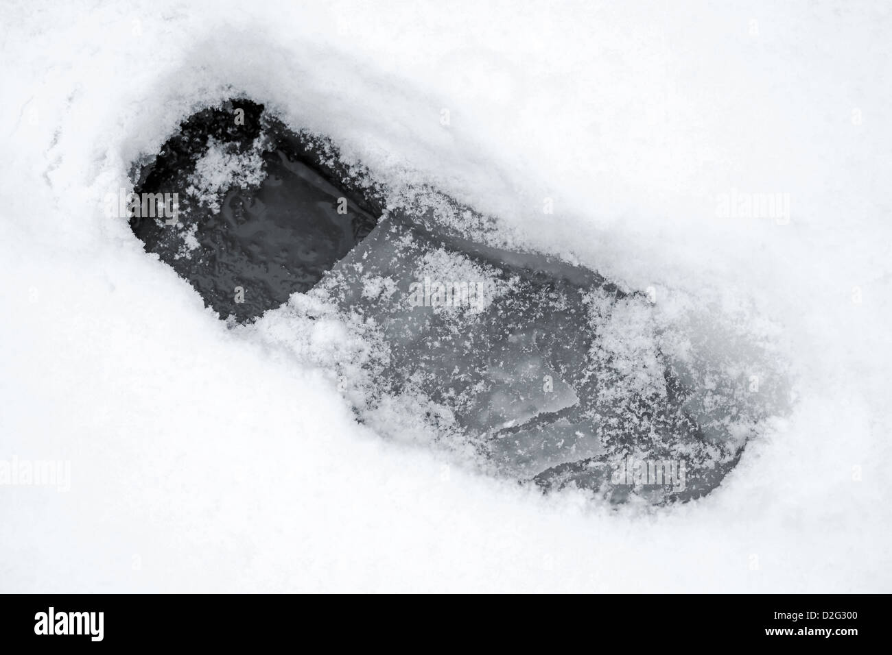 Ingombro con la neve bagnata sul lago ghiacciato Foto Stock
