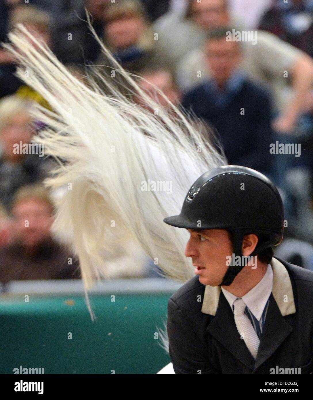 Swiss showjumper Steve Guerdat e cavallo Nasa saltare sopra un ostacolo al Showjumping di Coppa del Mondo a Lipsia, Germania, 20 gennaio 2013. Foto: Hendrik Schmidt Foto Stock