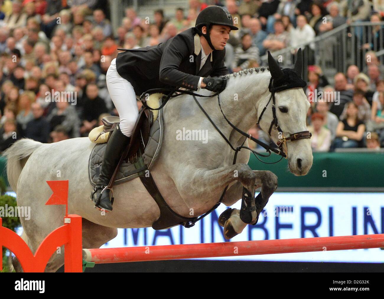 Swiss showjumper Steve Guerdat e cavallo Nasa saltare sopra un ostacolo al Showjumping di Coppa del Mondo a Lipsia, Germania, 20 gennaio 2013. Foto: Hendrik Schmidt Foto Stock