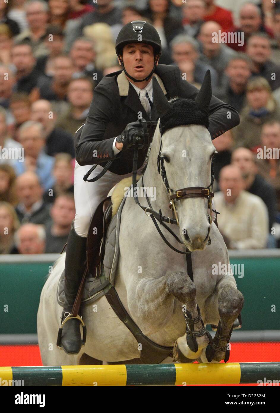 Swiss showjumper Steve Guerdat e cavallo Nasa saltare sopra un ostacolo al Showjumping di Coppa del Mondo a Lipsia, Germania, 20 gennaio 2013. Foto: Hendrik Schmidt Foto Stock