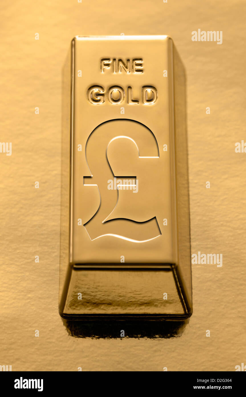 Gold Bar con un Sterling Pound simbolo impresso su di esso su un fondo dorato Foto Stock