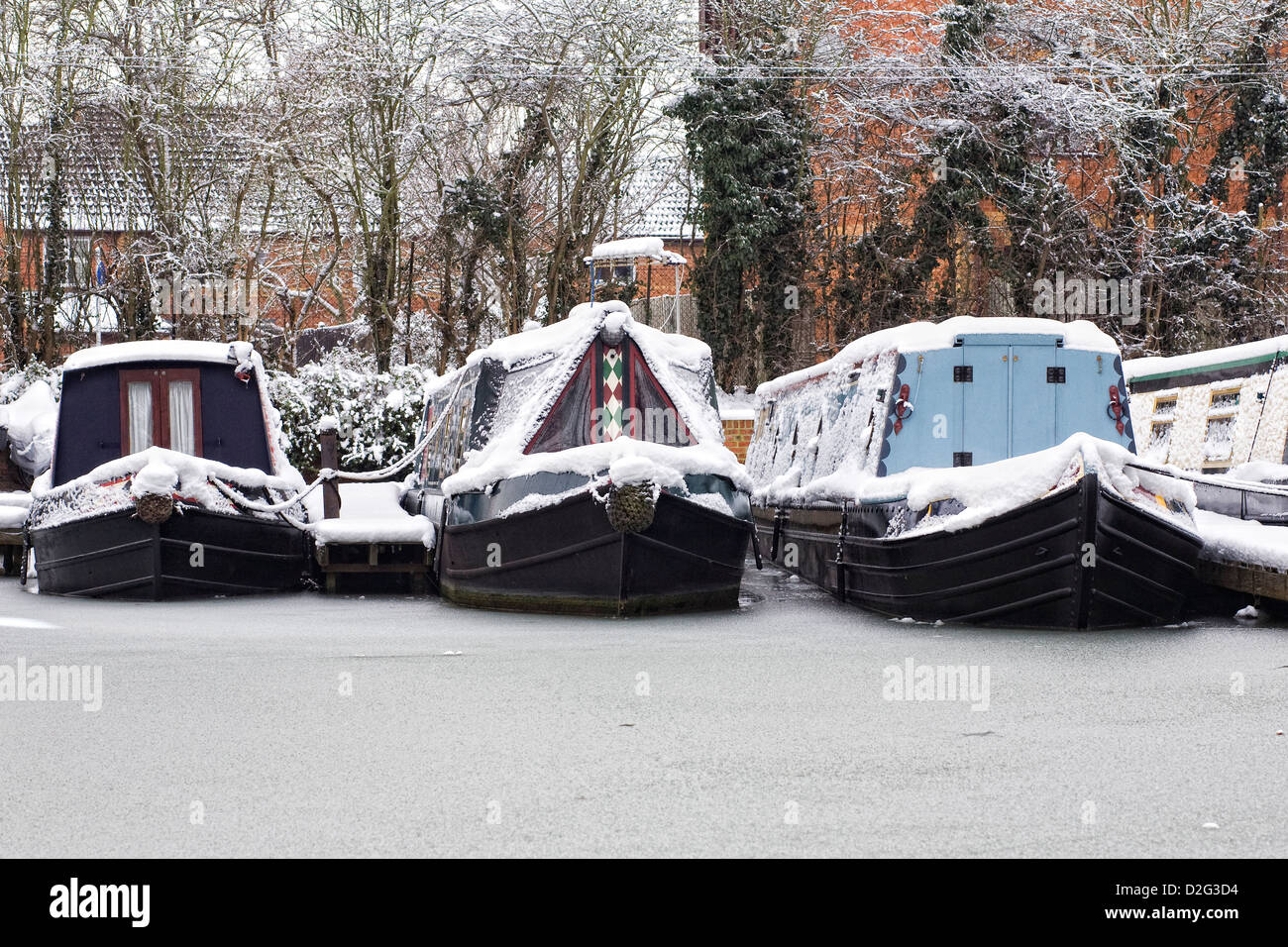 Narrowboats ormeggiato sul Oxford Canal a Banbury in inverno, Oxfordshire. Foto Stock