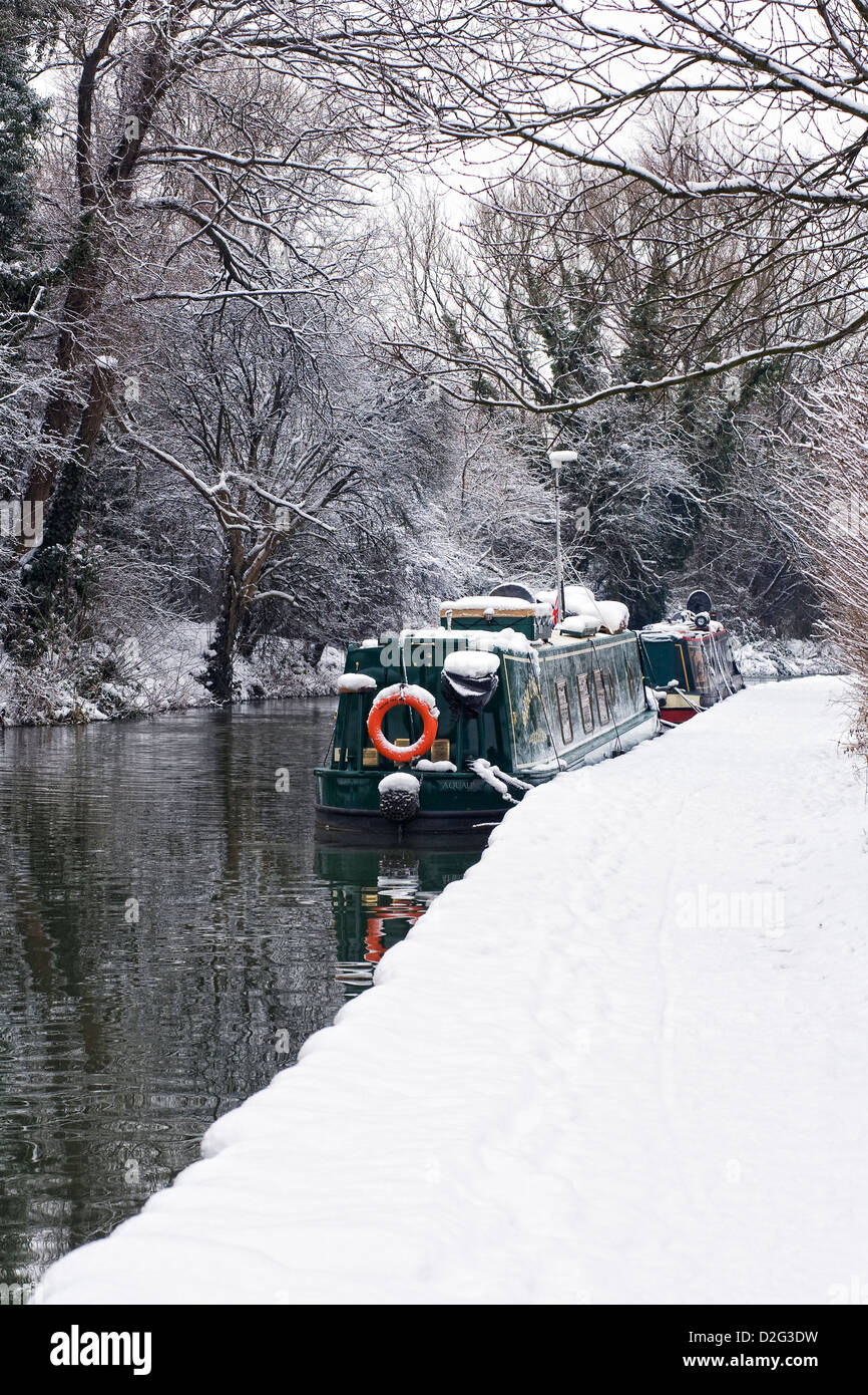 Narrowboats sulla Oxford Canal a Banbury in inverno, Oxfordshire. Foto Stock