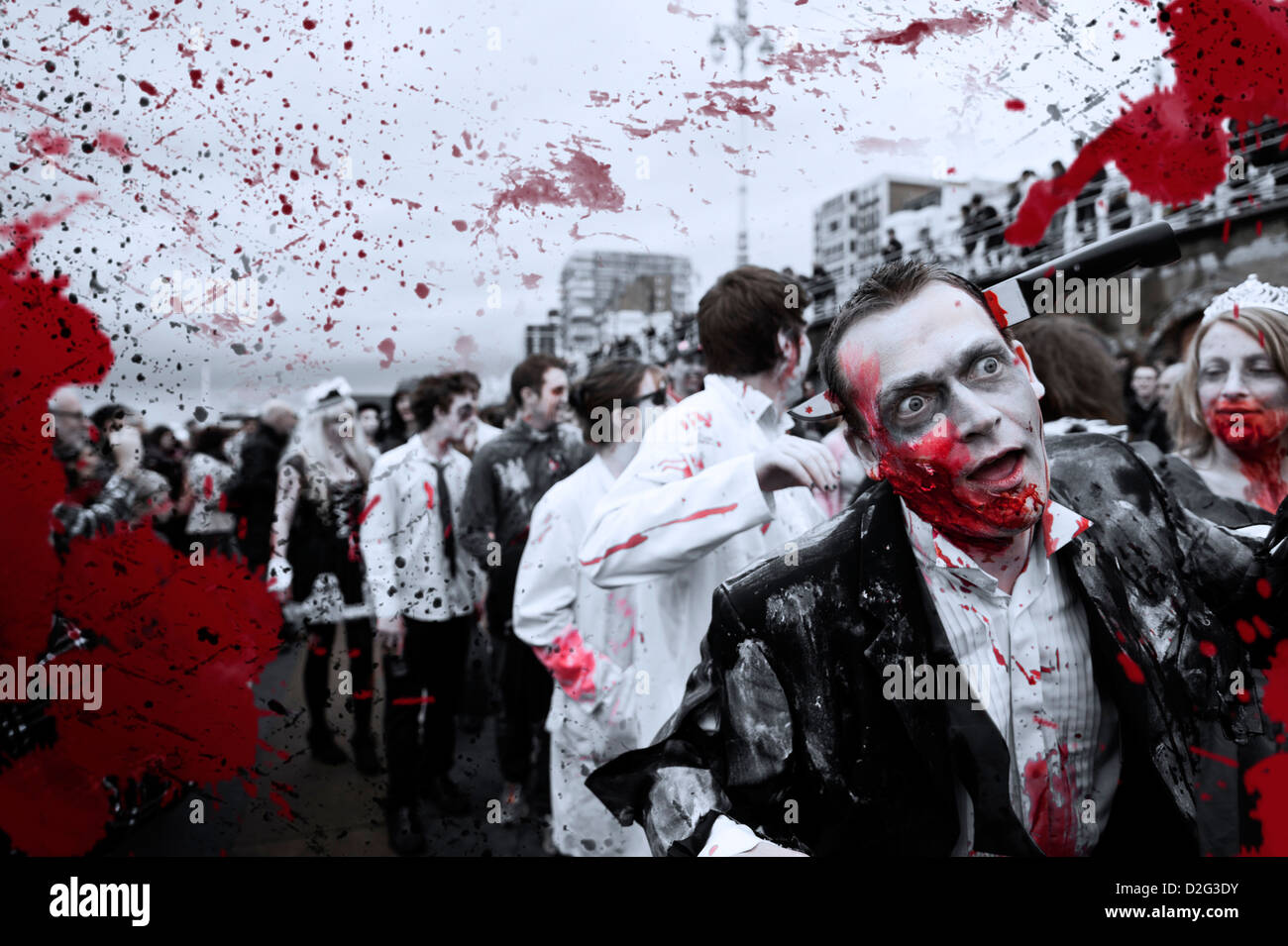 Gli zombie prendendo parte al Brighton Zombie Parade 2012 Foto Stock