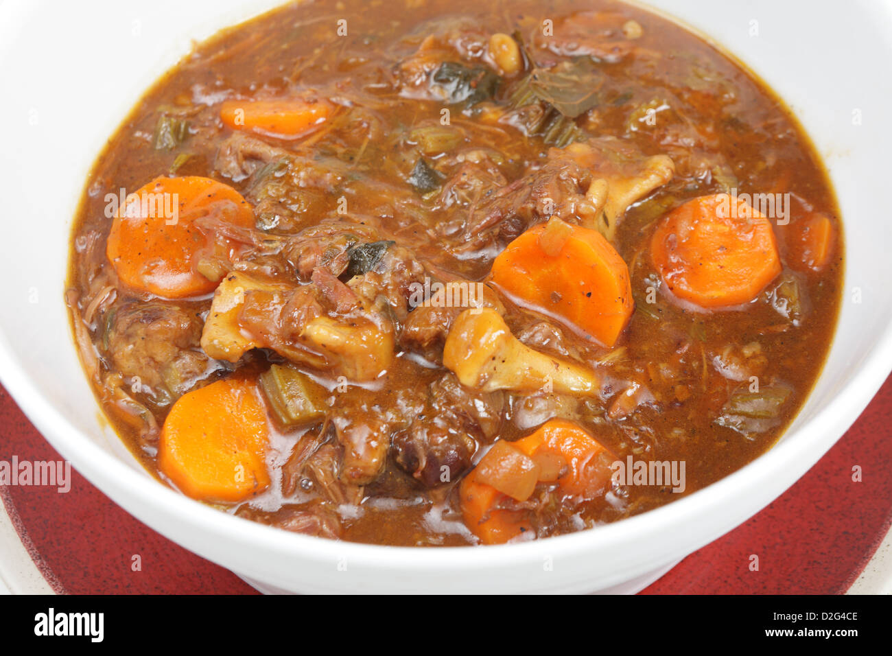 Una ciotola piena di fresca fatta in casa e spezzatino di coda di vitellone, una deliziosa e tradizionale britannico o cibo europeo. Foto Stock