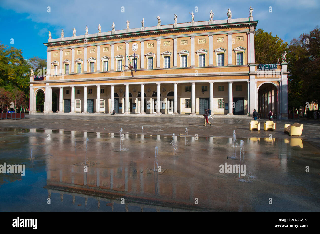 Teatro Municipale Valli edificio teatrale e illustrazione di fontana di Piazza Martiri del VII Luglio piazza centrale di Reggio Emilia Italia Foto Stock