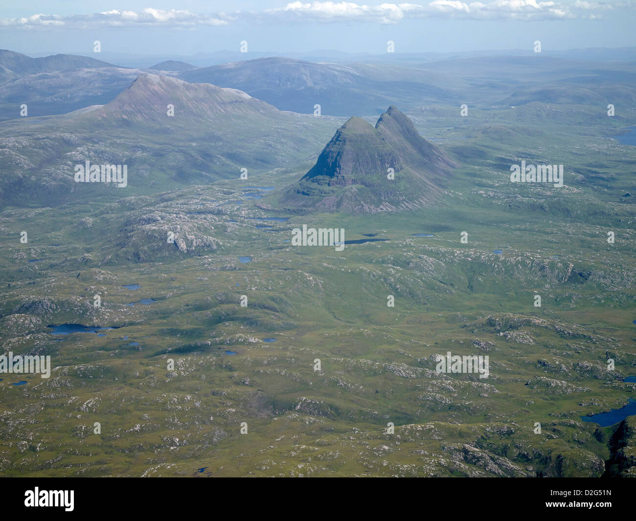 Suilven dall'aria, mostrando la lontananza di Sutherland, a nord-ovest della Scozia sulla costa nord 500 route Foto Stock