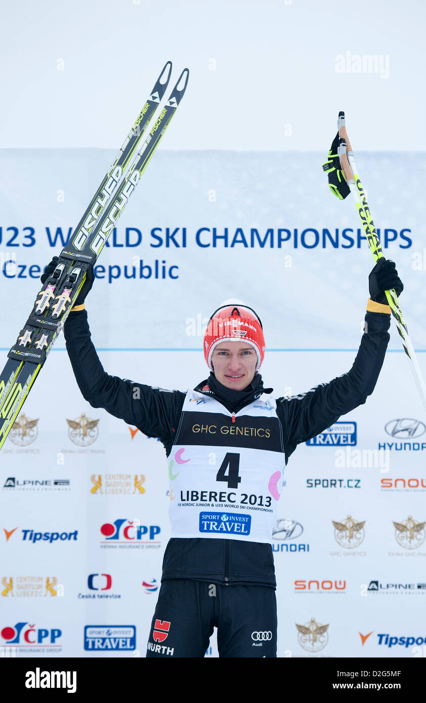 Sciatore Manuel Faisst di Germania celebra la vittoria nella combinata nordica a 10 km tecnica libera durante la FIS Nordic Junior & U23 Ski World Championships 2013 a Liberec, Repubblica ceca, 23 gennaio 2013. (CTK foto/Radek Petrasek) Foto Stock