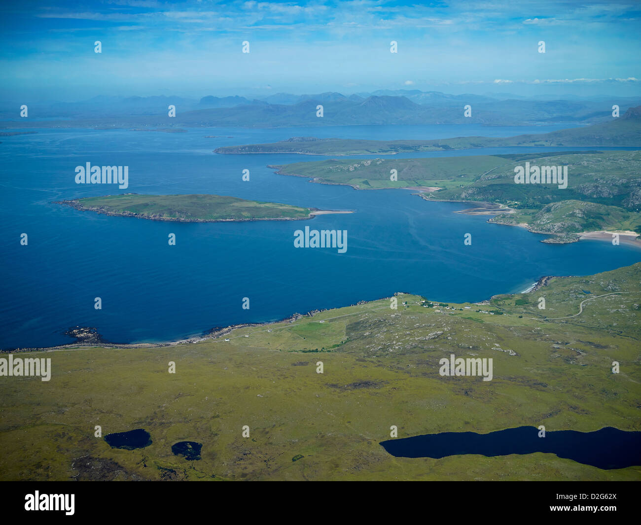 Gruinard Bay e Isola, dall'aria, a nord-ovest della Scozia, Regno Unito , Ullapool e Sutherland chiaramente visibile dietro Foto Stock