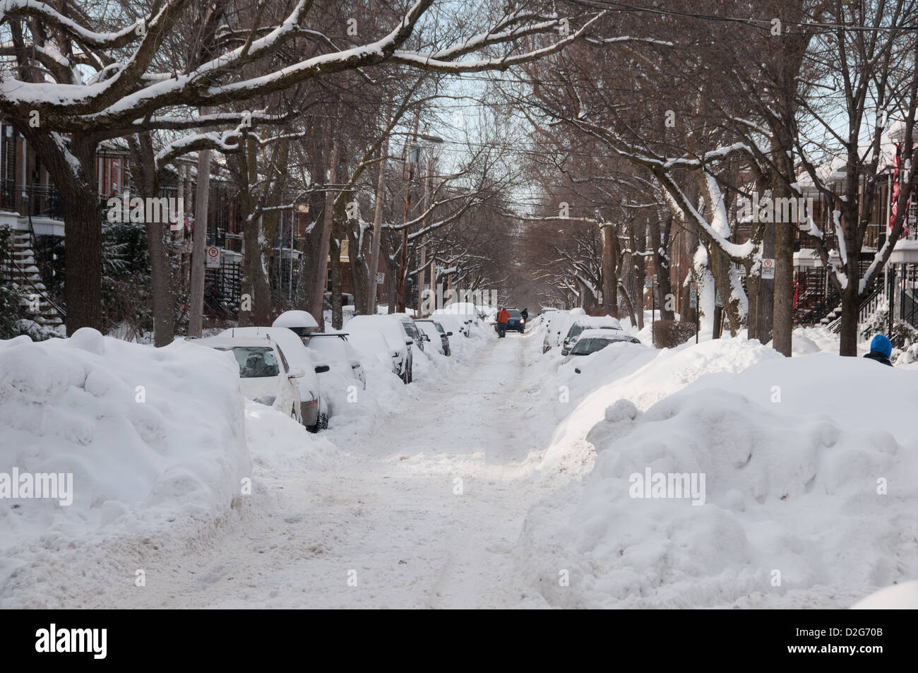 Strada residenziale dopo una tempesta di neve di Montreal, Canada Foto Stock