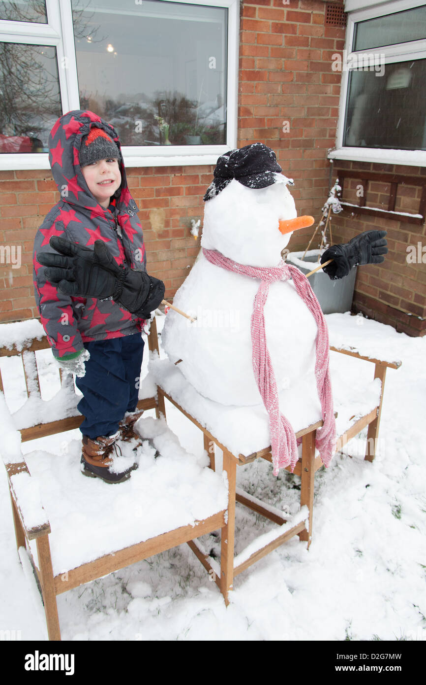 Quattro anni di vecchio ragazzo giocare nella neve, Alresford, Hampshire, Inghilterra, Regno Unito. Foto Stock