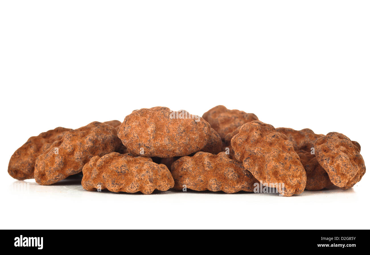 Le fave di cacao, cioccolato scuro su sfondo bianco Foto Stock