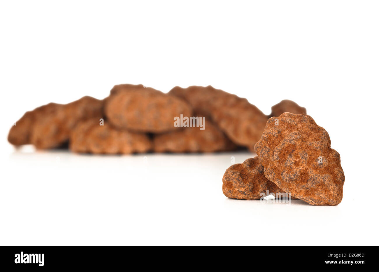 Le fave di cacao, cioccolato scuro su sfondo bianco Foto Stock