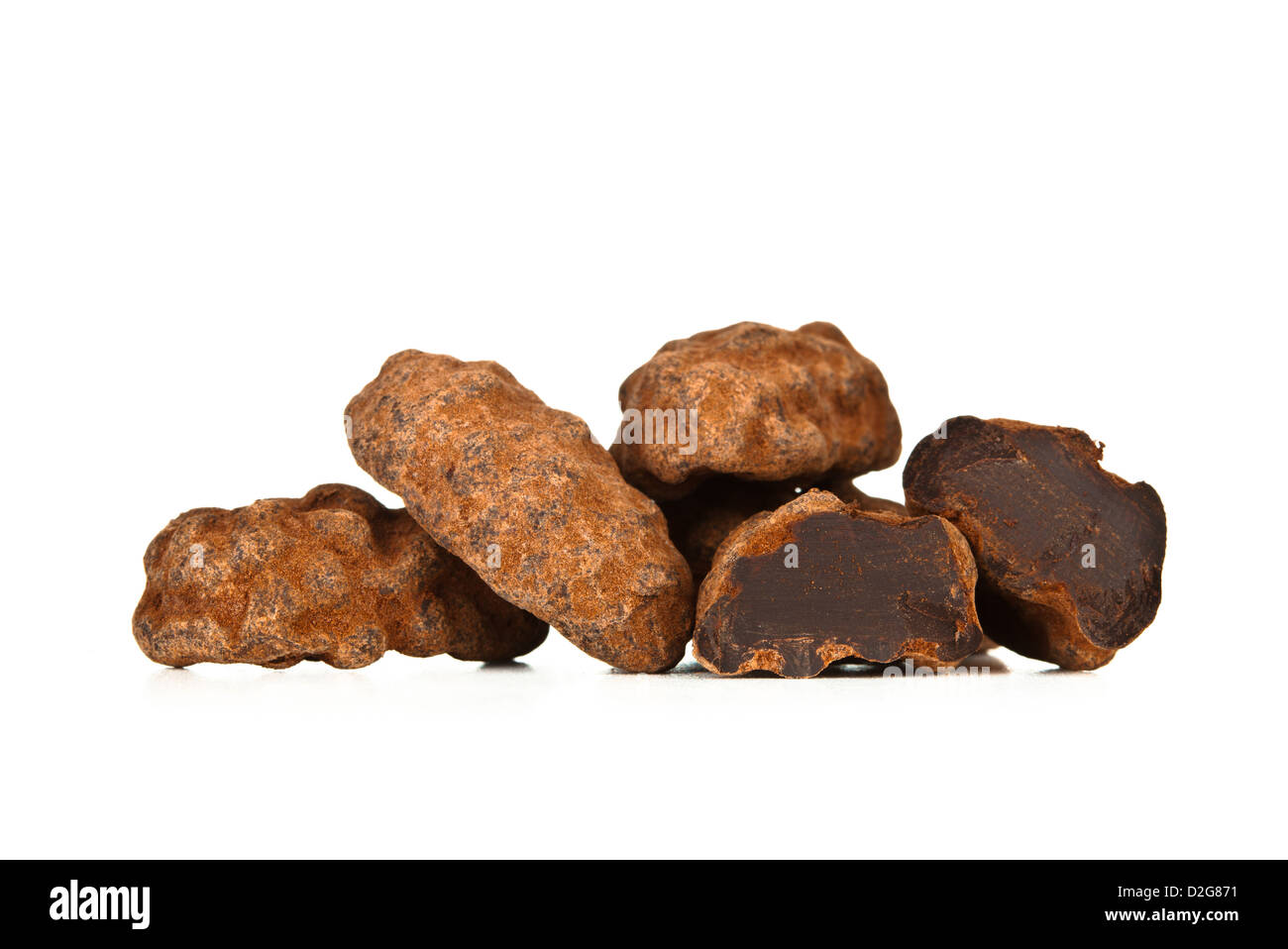 Le fave di cacao, cioccolato scuro su sfondo bianco Foto Stock