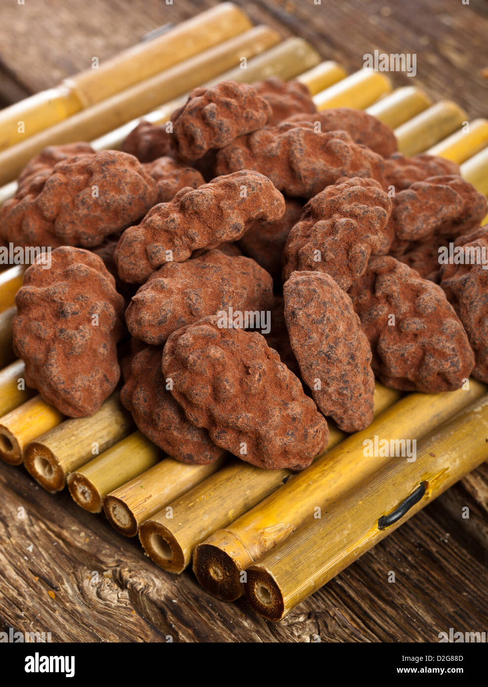 Le fave di cacao, cioccolato fondente e tartufi di cioccolato. Foto Stock