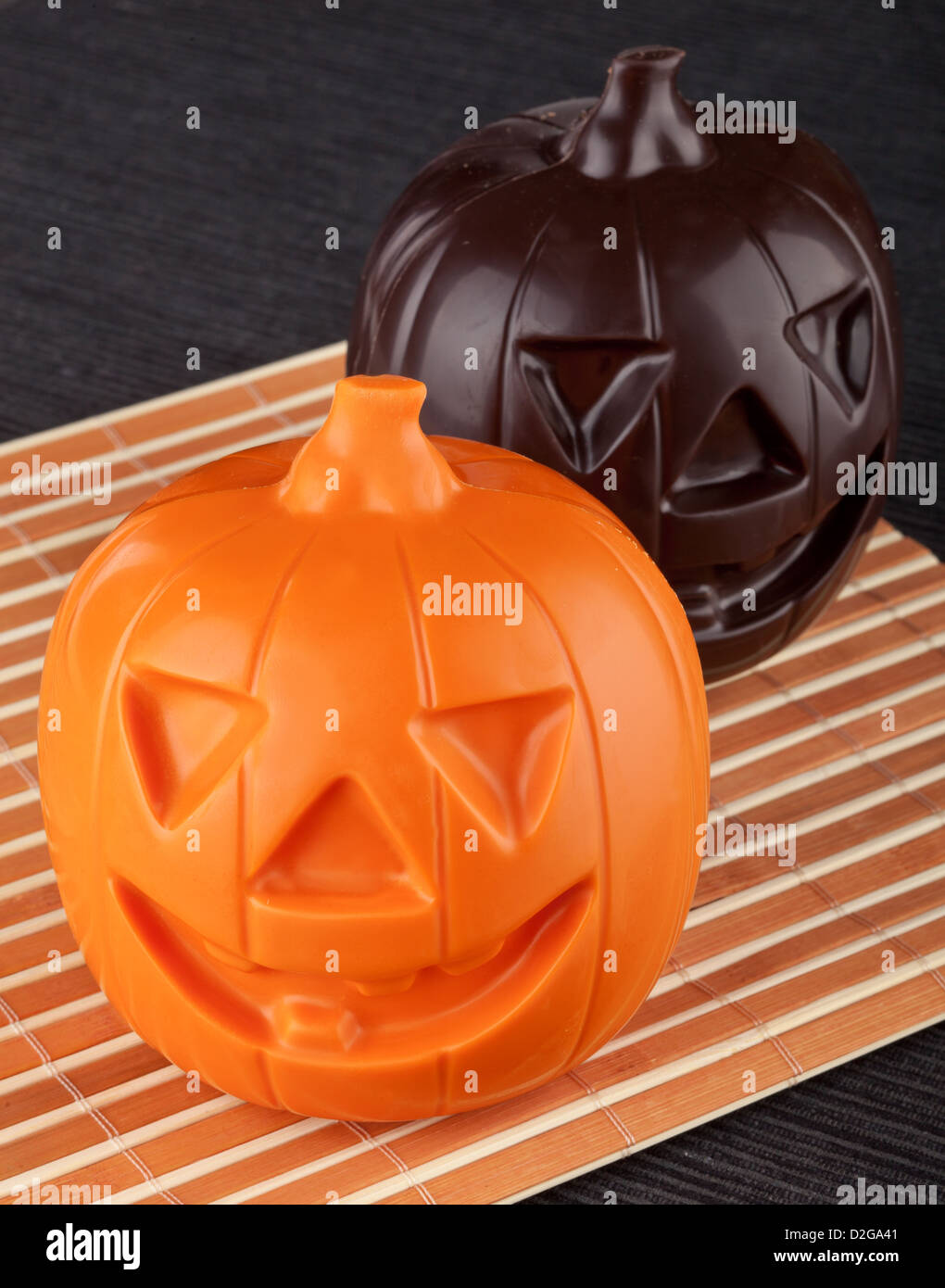 Due Zucca di Halloween di cioccolato su sfondo bianco Foto Stock