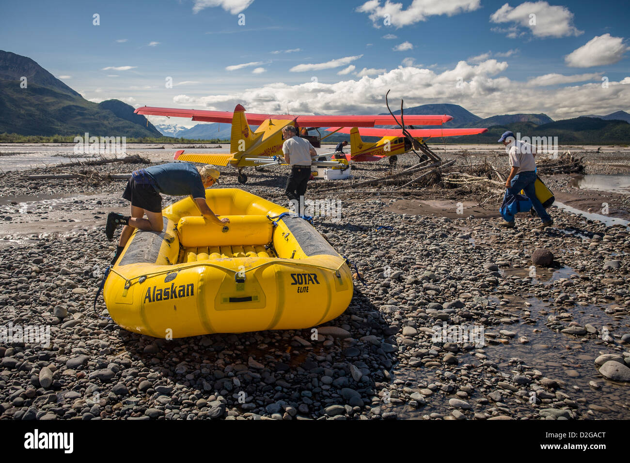 Scena di asporto dopo il rafting Jacksina creek, derigging e ingranaggio di caricamento in piani, Wrangell-St. Elias National Park, Alaska. Foto Stock