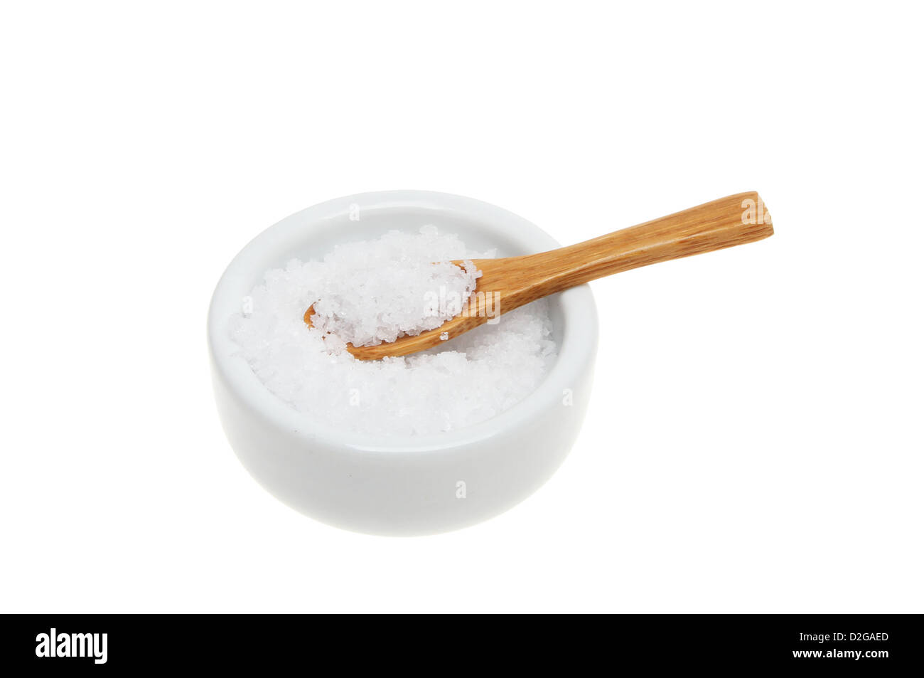 Sale marino con un cucchiaio di legno in un ramekin isolata contro bianco Foto Stock