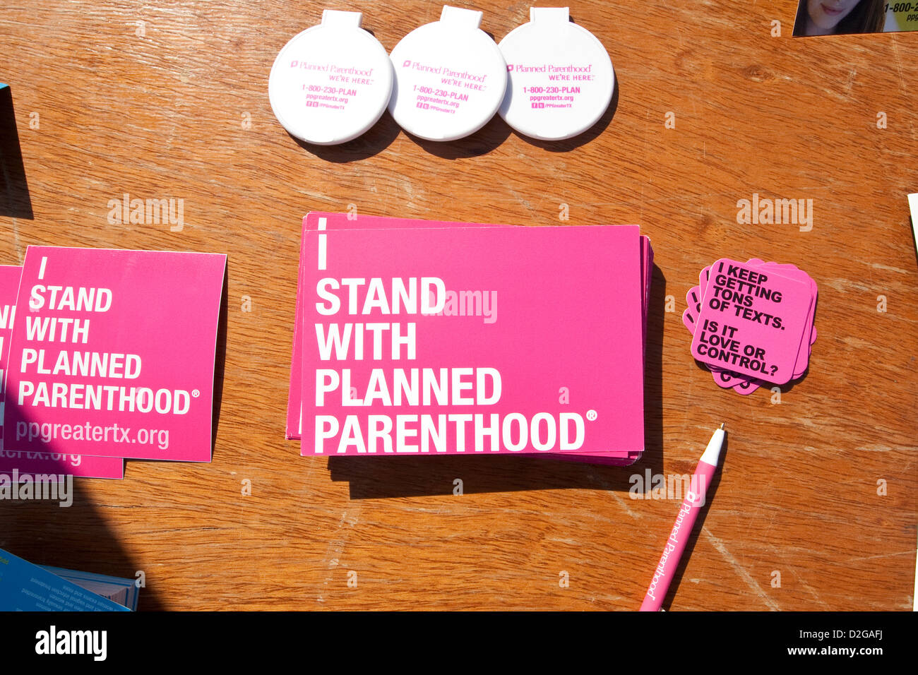 Planned Parenthood elementi comprendono le penne, adesivi posizionati sulle camicie in stand informazioni durante il MLK outdoor festival di Austin, TX Foto Stock