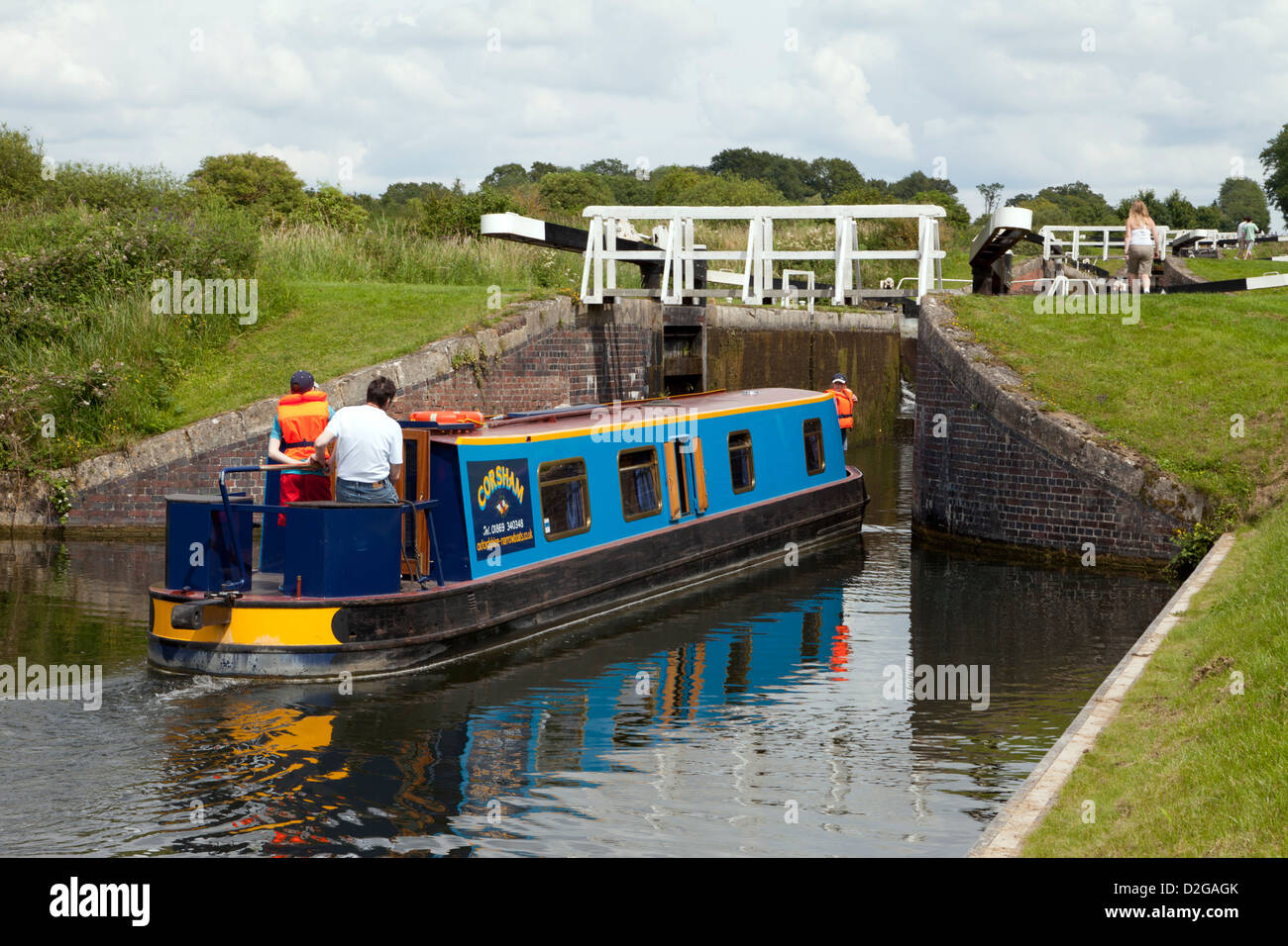 Una chiatta sul Kennet and Avon Canal a Caen Hill si blocca vicino a Devizes nel Wiltshire, Inghilterra. Foto Stock