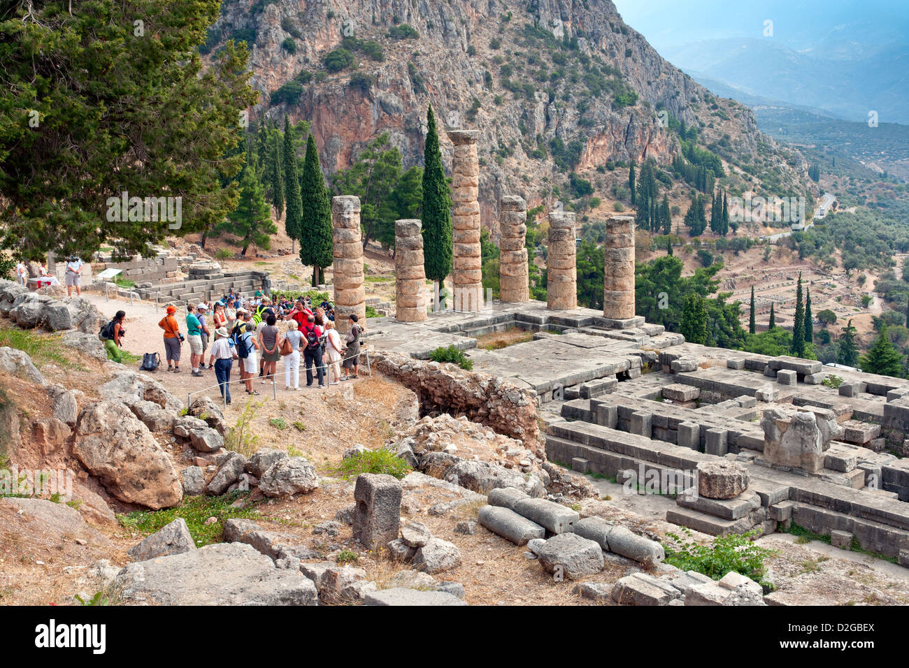 I turisti presso il Tempio di Apollo, a Delfi,Grecia Foto Stock