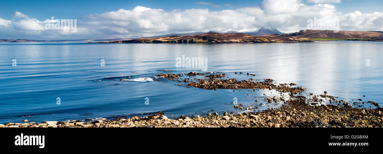 Panoramica di Gruinard Island o carbonchio isola come è anche noto, preso dalla costiera A832 strada in Wester Ross, Scozia Foto Stock