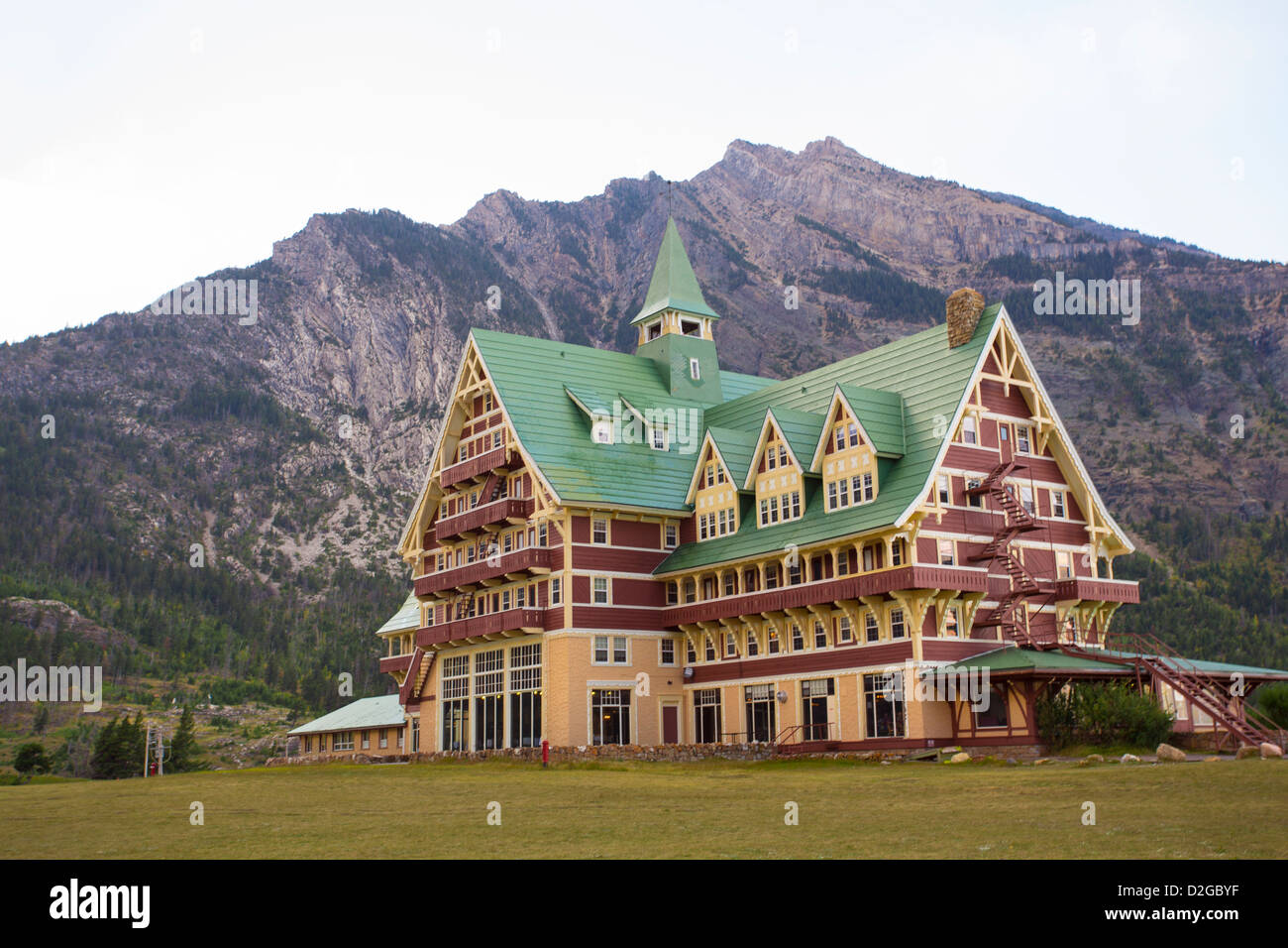 Esterno di Prince of Wales Hotel nel Parco Nazionale dei laghi di Waterton in Alberta Canada Foto Stock