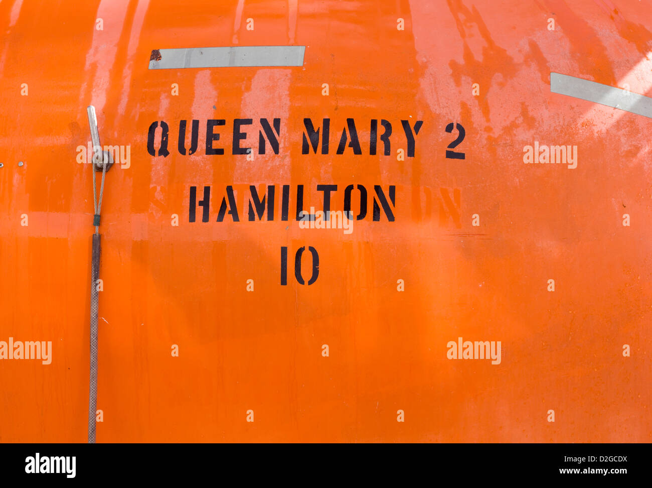 Una scialuppa di salvataggio sulla QM2 mostra la camicia per ora essere registrate in Hamilton, il quale permette di matrimoni per essere eseguita sulla nave. Foto Stock
