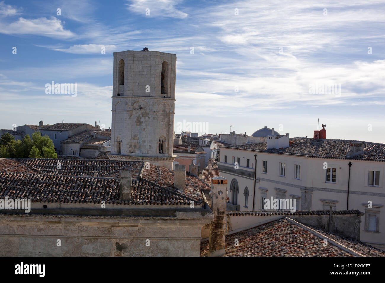 Gli edifici di vecchia costruzione case della via di Monte Sant'Angelo, Gargano in Puglia, Puglia, Italia Foto Stock