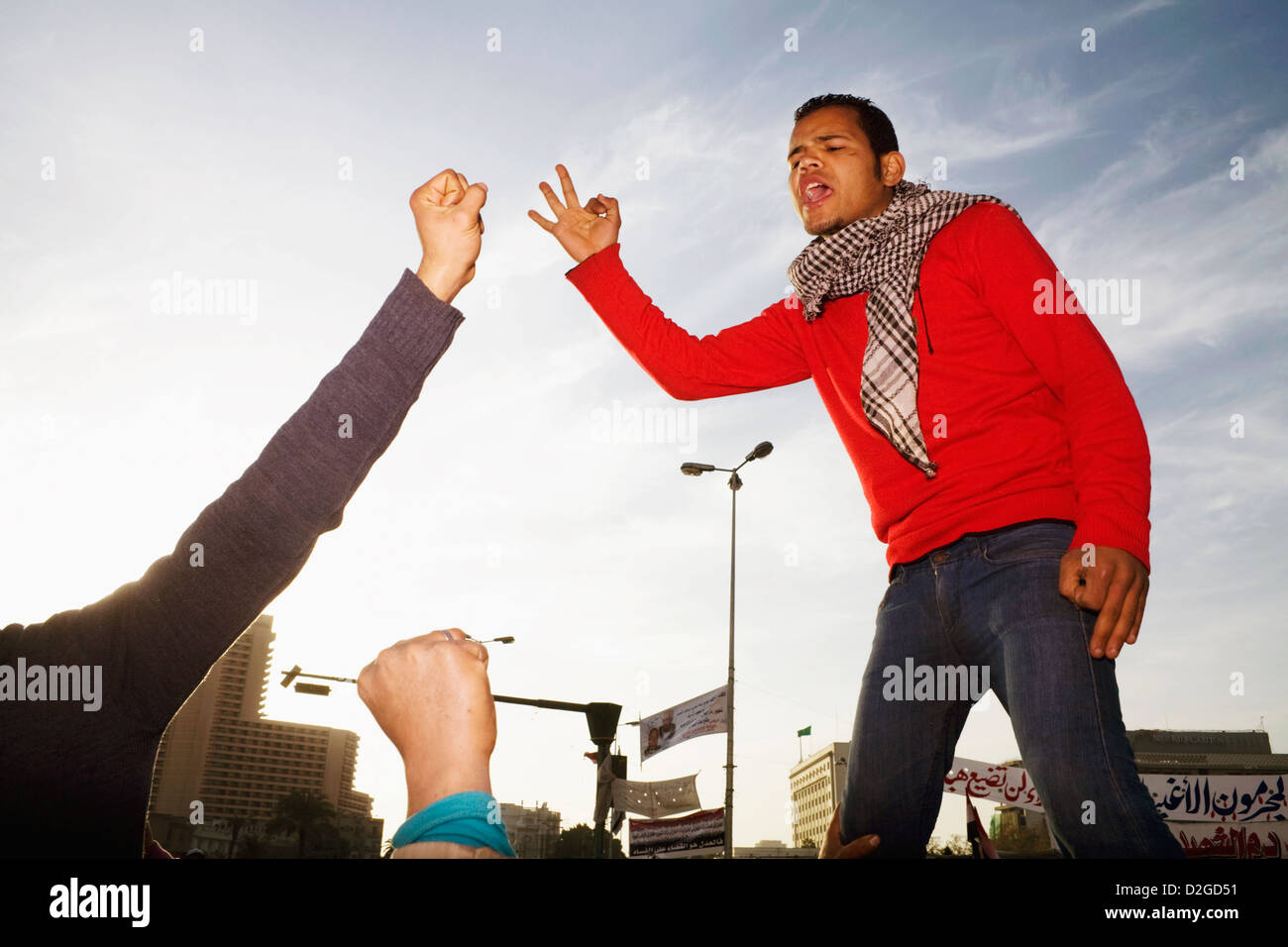 Un uomo dà un discorso del Cairo in Egitto Piazza Tahrir nel febbraio 11, 2012, il primo anniversario della rivoluzione egiziana Foto Stock