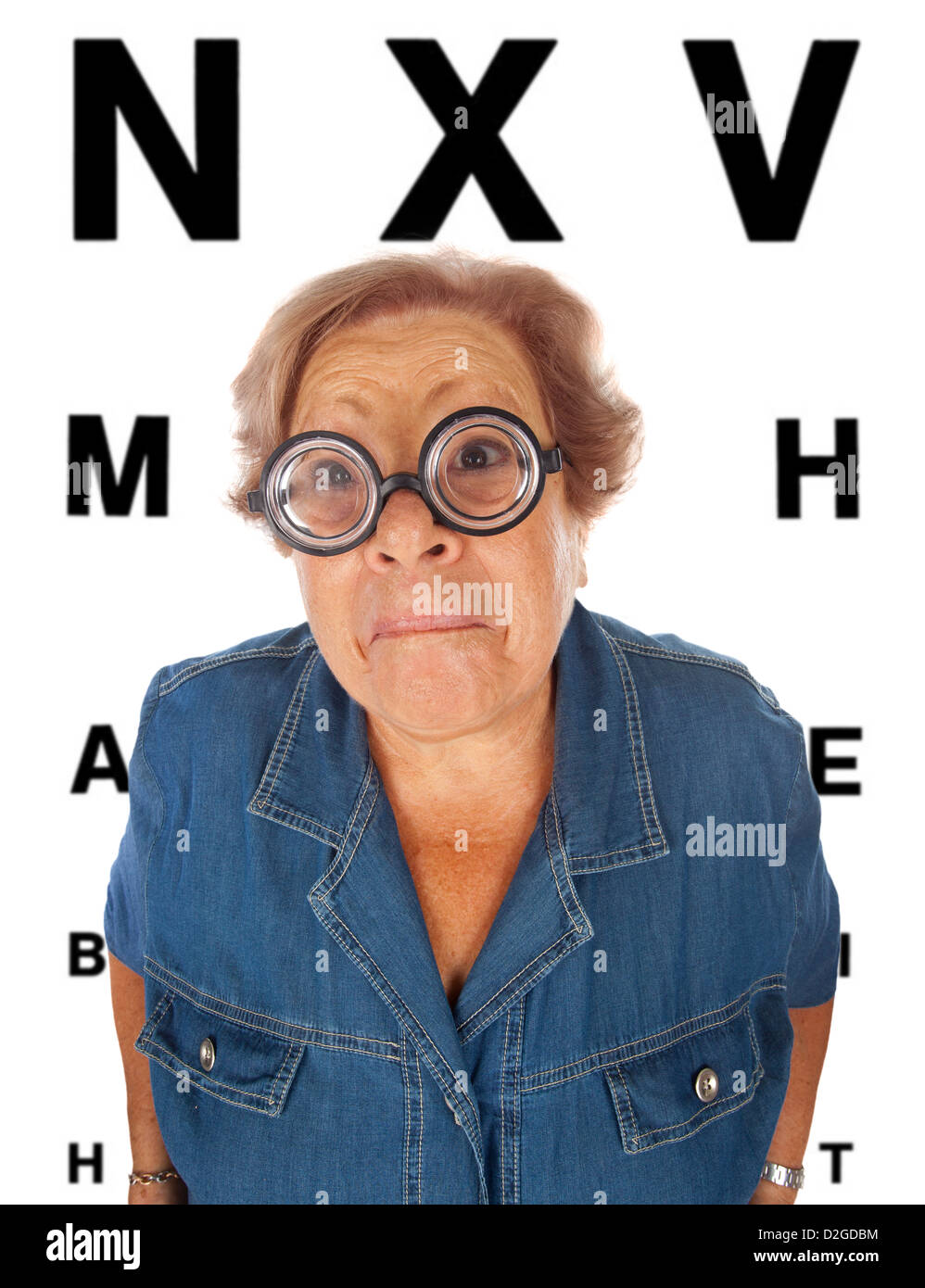 Donna anziana con tavolo per esame visivo Foto Stock