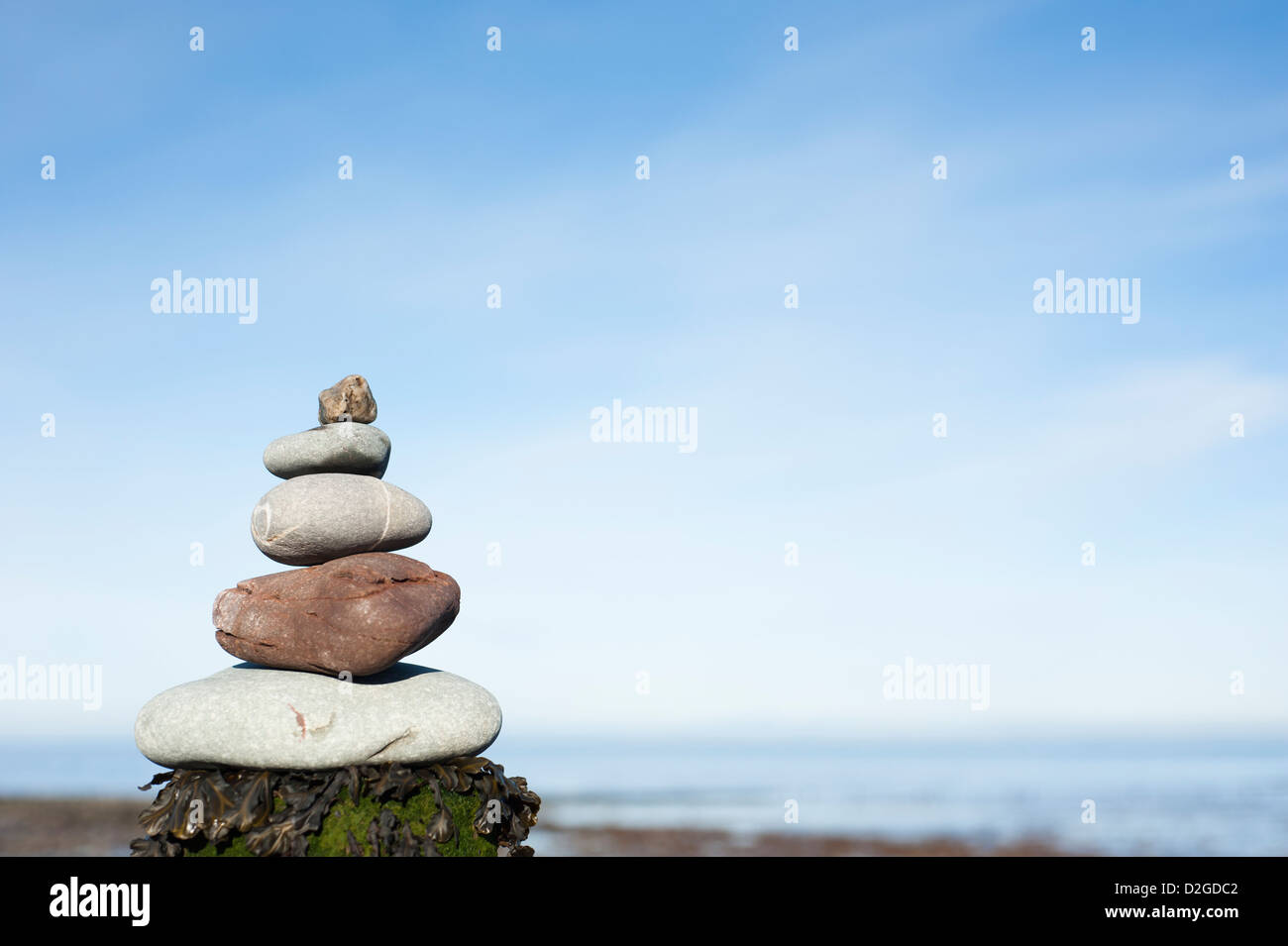 Pila di pietre sulla spiaggia a Porlock Weir, Somerset, Inghilterra, Regno Unito Foto Stock