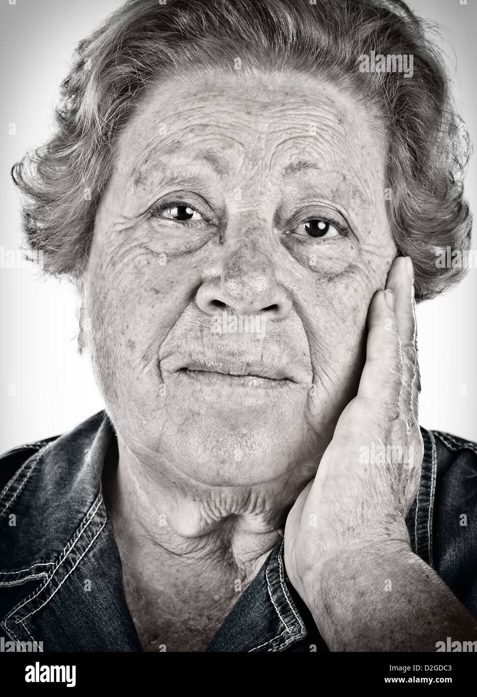 Volto di una donna anziana - ritratto in bianco e nero con effetto dragan. Foto Stock
