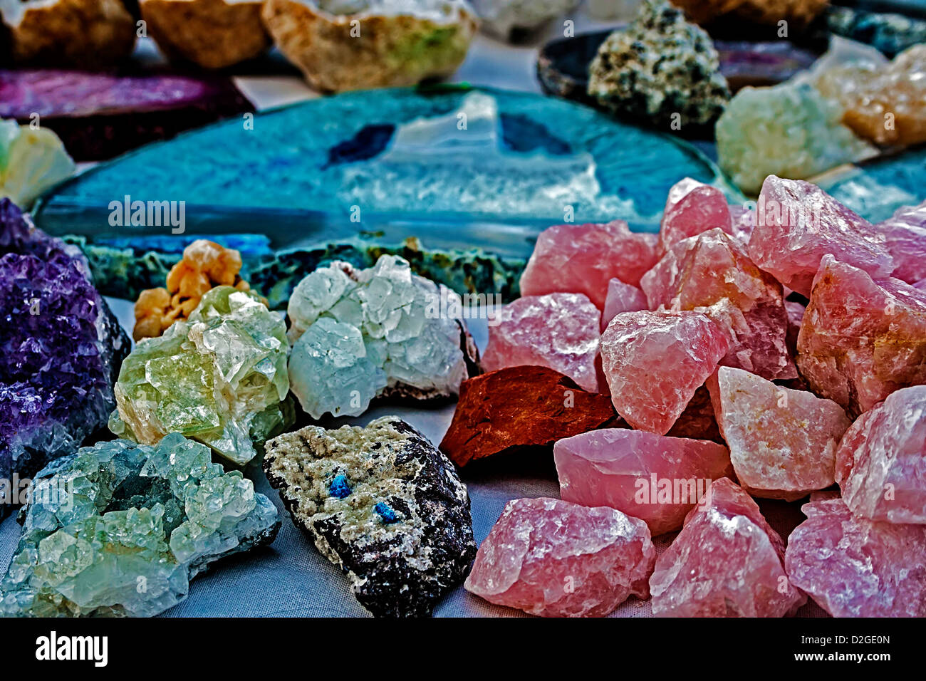 I cristalli di minerali e pietre, con effetto di energia, in diverse  strutture Foto stock - Alamy