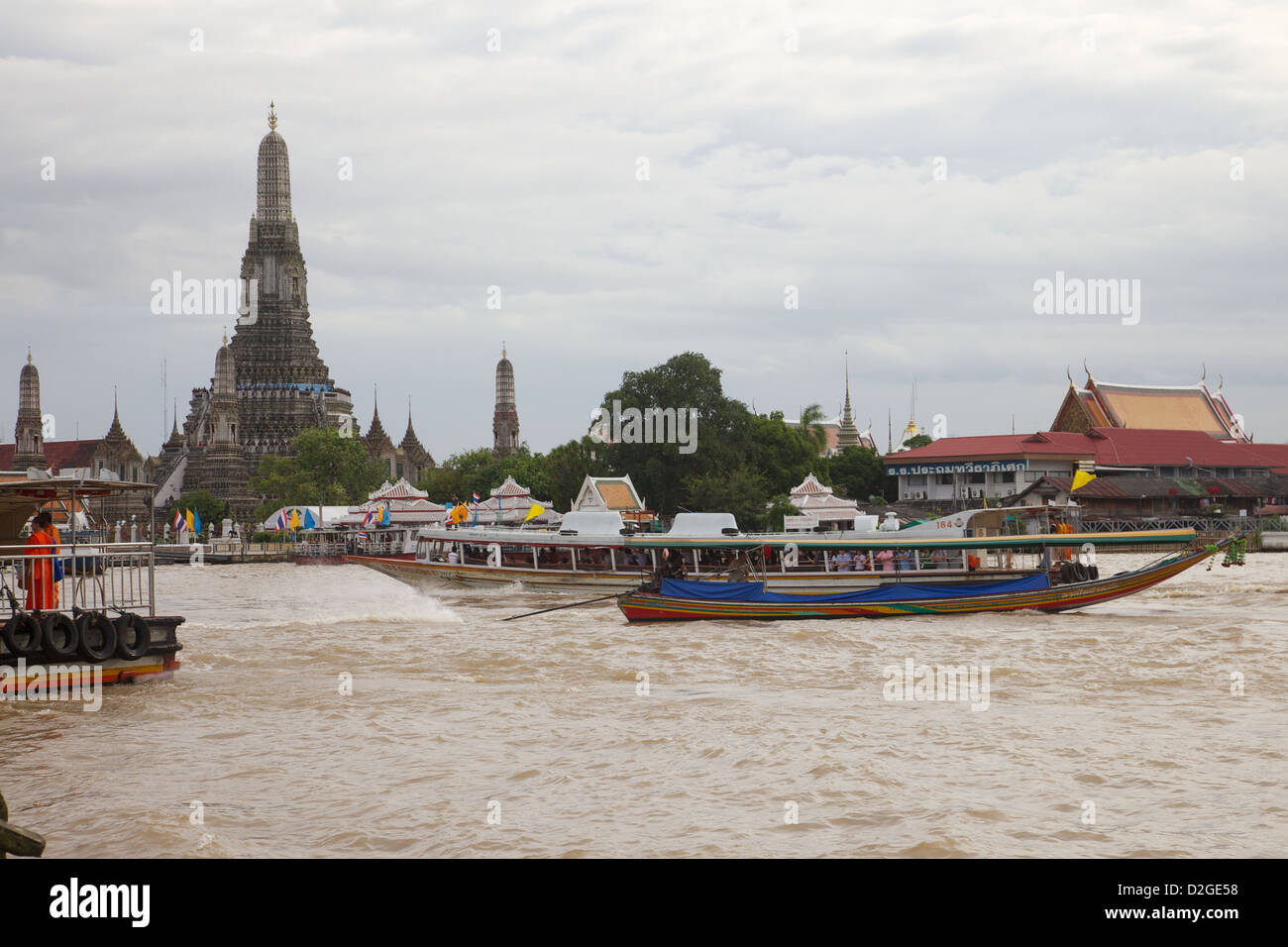 La barca turistica sul fiume Chao Phraya vicino al Palazzo Reale di Bangkok, Tailandia Foto Stock