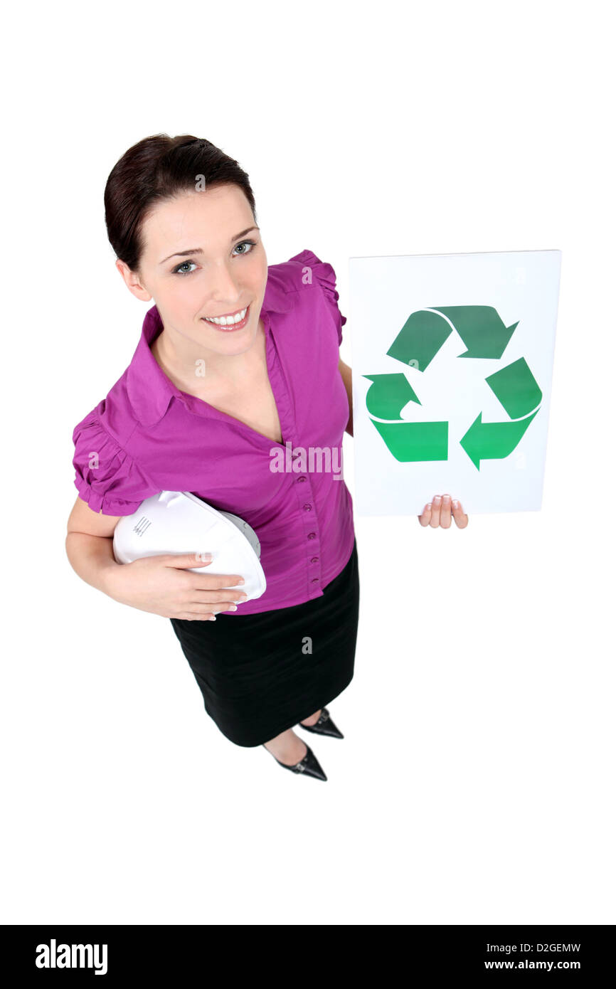 La donna che mostra il logo di riciclaggio Foto Stock